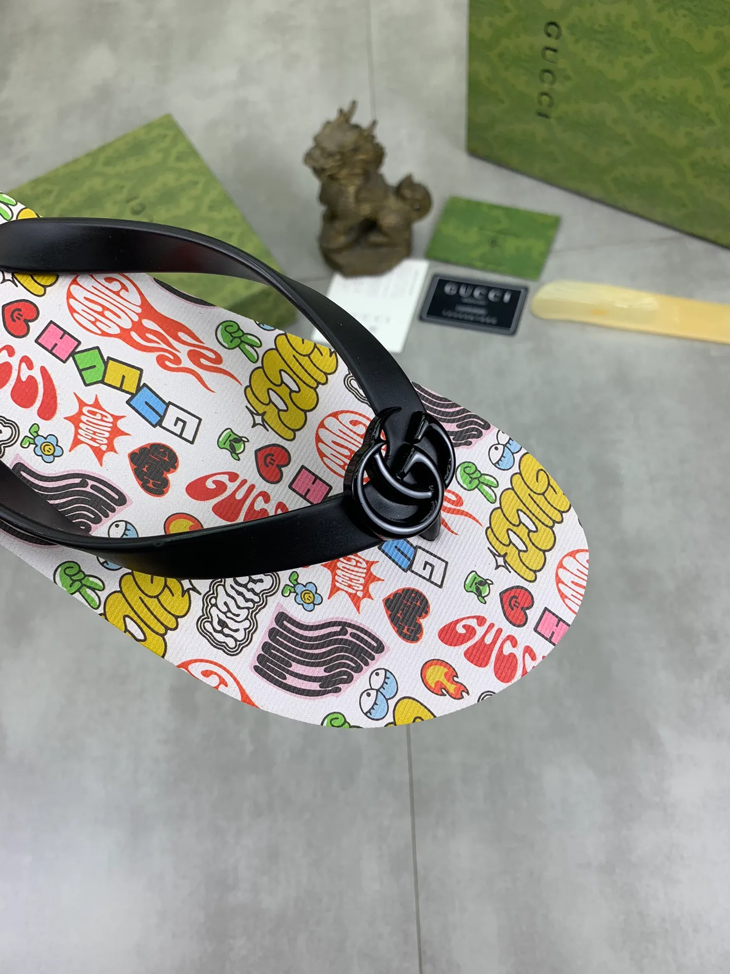 Men's men's shoes 💰P220💰【New style】🆘【GUCCI】Official website's popular Gucci adult couple 🧑‍🤝‍🧑 style, children's flip-flops are on sale at the counter simultaneously! Original fabric imported from Italy. Original bottom provided by the original factory. Size: Adult 36-45. Children’s size: 30-37. Multiple colors available.